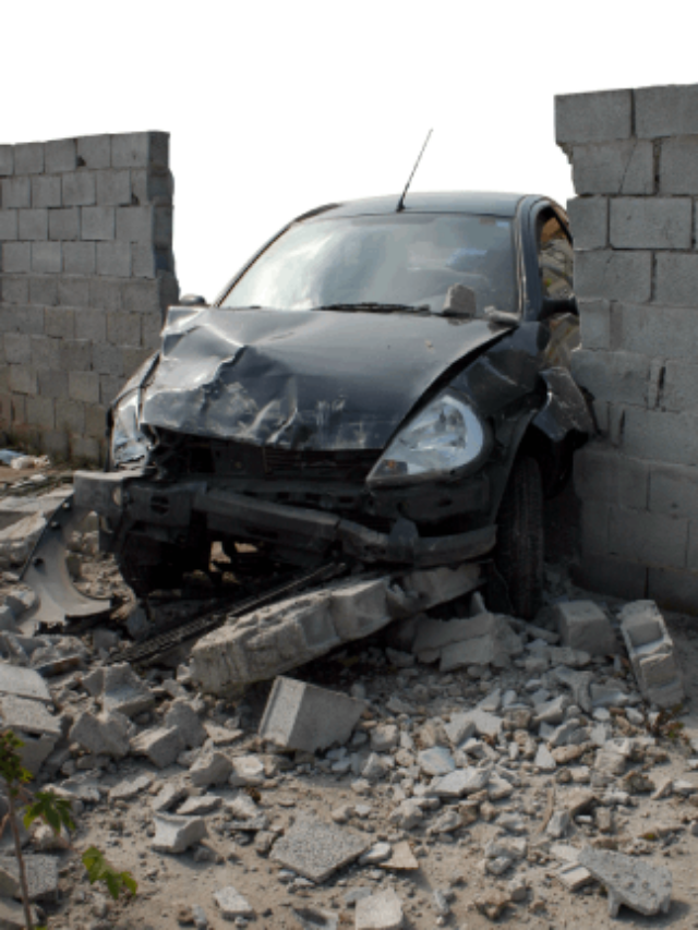 Some Common Causes of One-Car Crashes - Bailey & Galyen Attorneys at Law